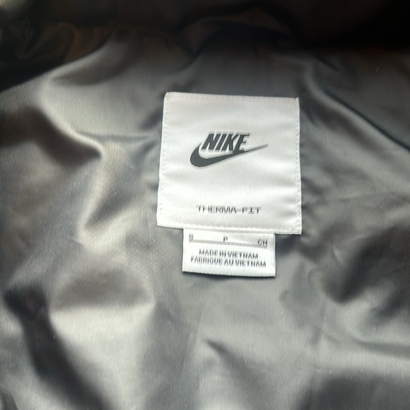 Nike women puffer vest new with tags size small oversized - Picture 3 of 3